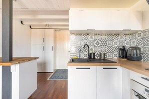 Frigorífico, microondas, horno y placa de cocina