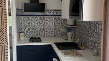 Een koelkast, een microgolfoven, een oven, een kookplaat