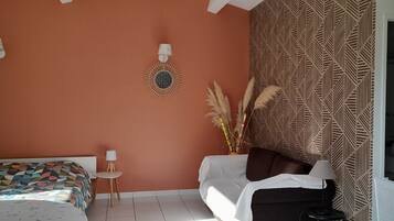 1 slaapkamer, een strijkplank/strijkijzer, wifi, beddengoed