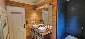 Hiustenkuivaaja, pyyhkeet, saippua, vessapaperi