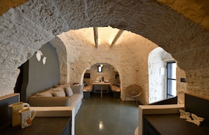 2 bedrooms, desk, Internet