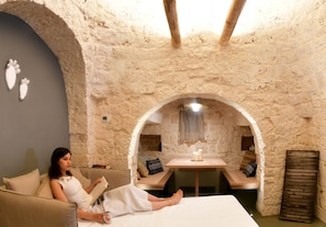 2 bedrooms, desk, Internet