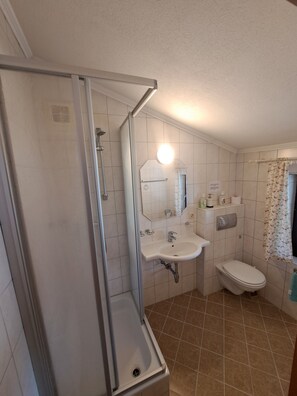 Dusj, hårføner, håndklær og såpe