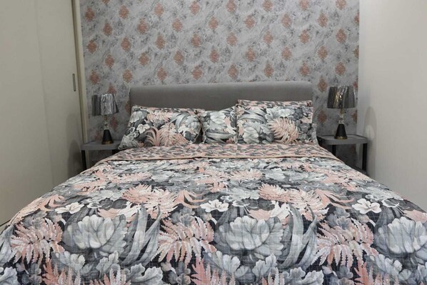 2 bedrooms, iron/ironing board, WiFi