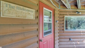Interior - 3 Mi to Lake: Evergreen Studio w/ Trail Access (Evergreen)