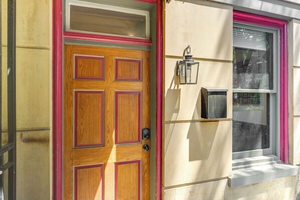 A wooden door with a red frame and a small window with a metal shutter. - Cincy Apt 1 Mi to Findlay Market, 2 Mi to Downtown (Cincinnati)