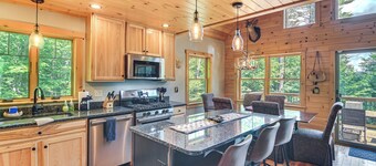 7 Mi to White Mountain NF - Woodsy Bethel Cabin!