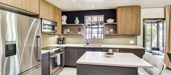 Walk to Beach & Eats: Modern Indialantic Apt