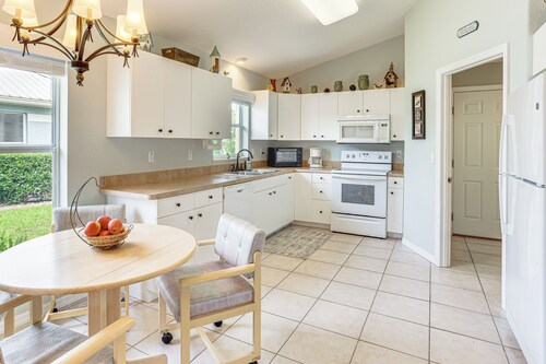 5 Mi to Sebring Int'l Raceway: Canal-view Retreat!