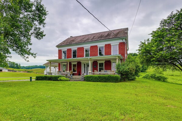 Front of property - Renovated 1800s Brick Farmhouse in Granville (Granville)