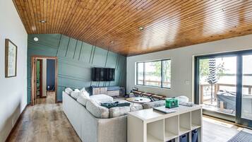 House (6 Bedrooms) | Interior
