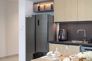 Apartamento de lujo, 2 habitaciones, balcón, vistas a la piscina | Cocina privada | Frigorífico grande, microondas, horno y placa de cocina