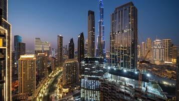 Luxe appartement, 1 slaapkamer, balkon, uitzicht op de stad | Luxe beddengoed, donsdekens, individueel gedecoreerd