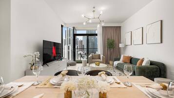 Luxe appartement, 2 slaapkamers, balkon, uitzicht op zwembad | Woonruimte | Een 65-inch smart-tv met kabelzenders, Netflix en Hulu