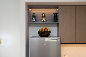 Apartamento de lujo, 1 habitación, balcón, vistas a la ciudad | Cocina privada | Frigorífico grande, microondas, horno y placa de cocina