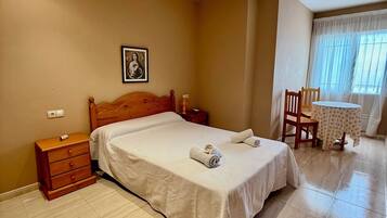 2 habitaciones y tabla de planchar con plancha