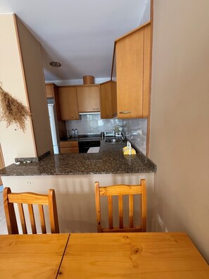 Fridge, microwave, oven, coffee/tea maker