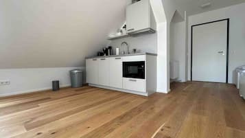 Kühlschrank, Mikrowelle, Herdplatte, Wasserkocher mit Kaffee-/Teezubehör