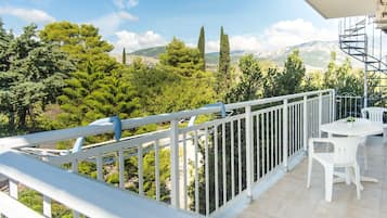 Studio, Smoking | Exterior