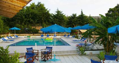 Bluewhite Studio - Garden by the Pool