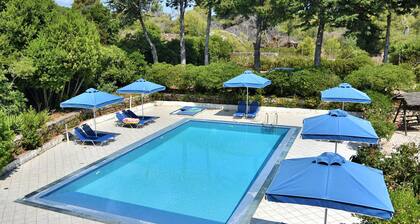 Bluewhite Studio - Garden by the Pool