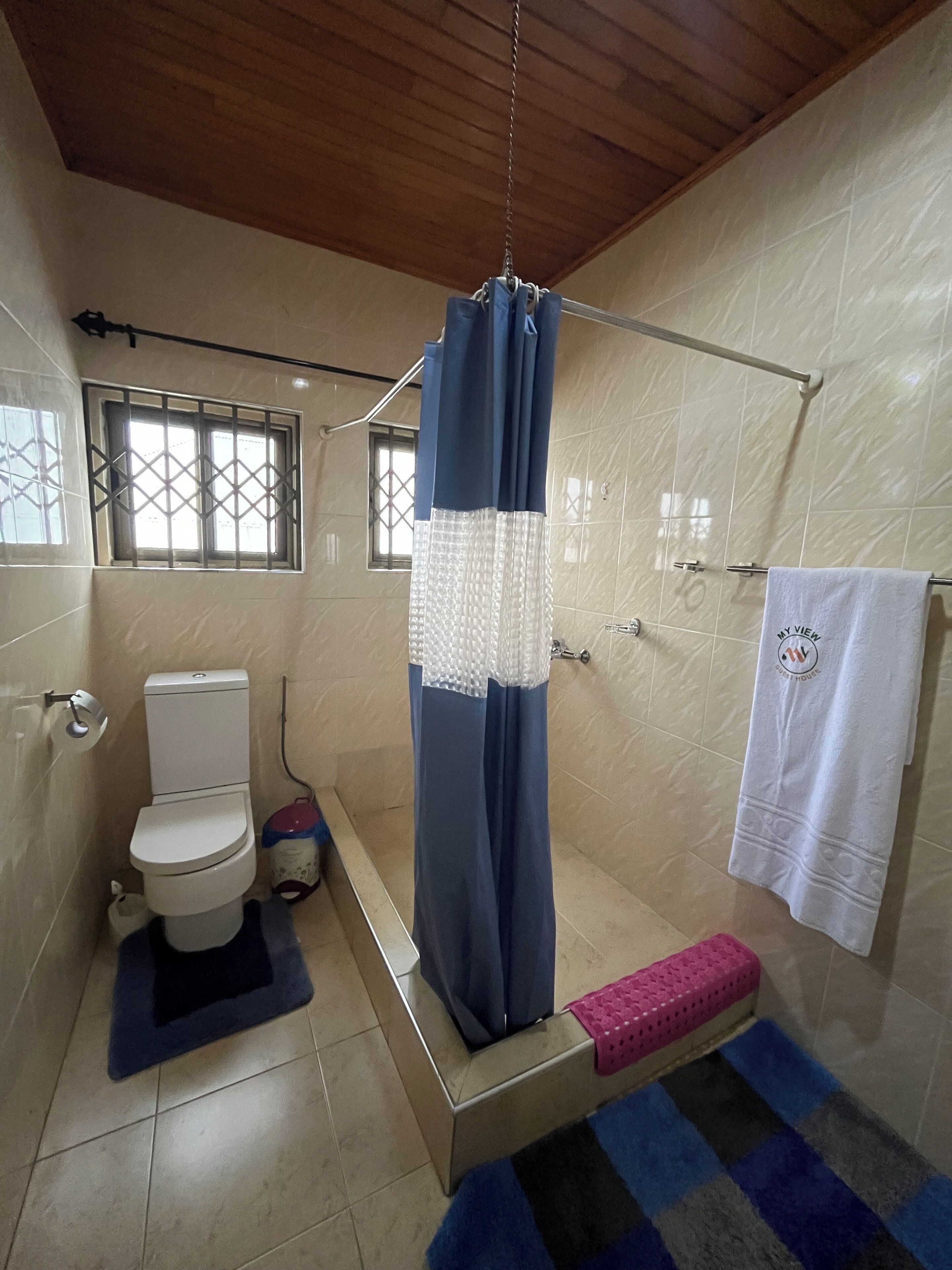 Douche, serviettes fournies, savon, papier toilette