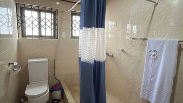 Dusche, HandtĂŒcher, Seife, Toilettenpapier