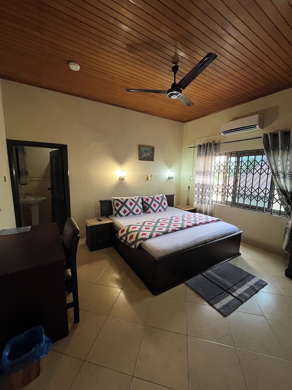 Bureau, espace de travail pour ordinateur portable