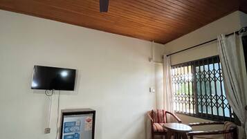 Schreibtisch, laptopgeeigneter Arbeitsplatz