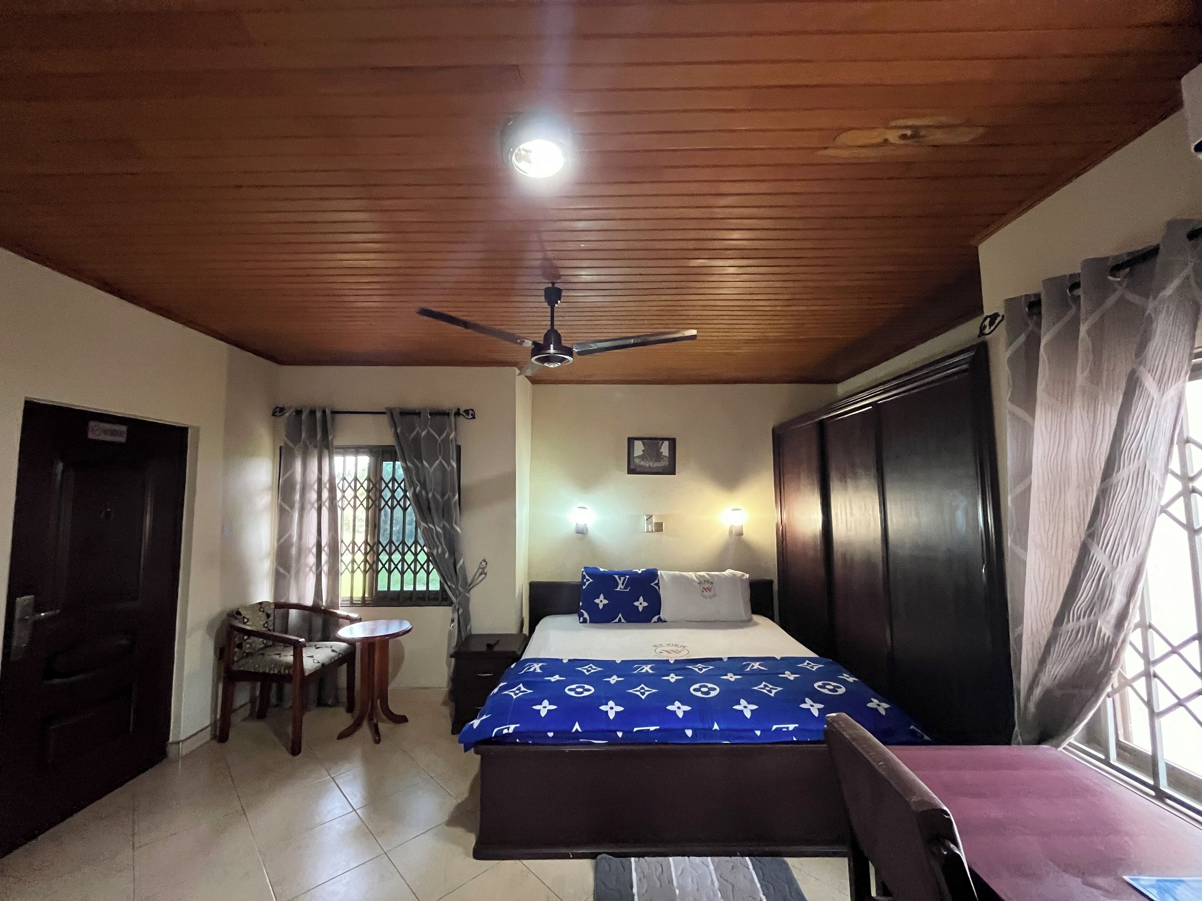 مكتب ومساحة عمل للكمبيوتر المحمول