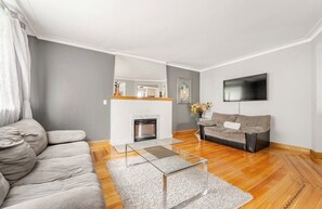 Smart TV, fireplace