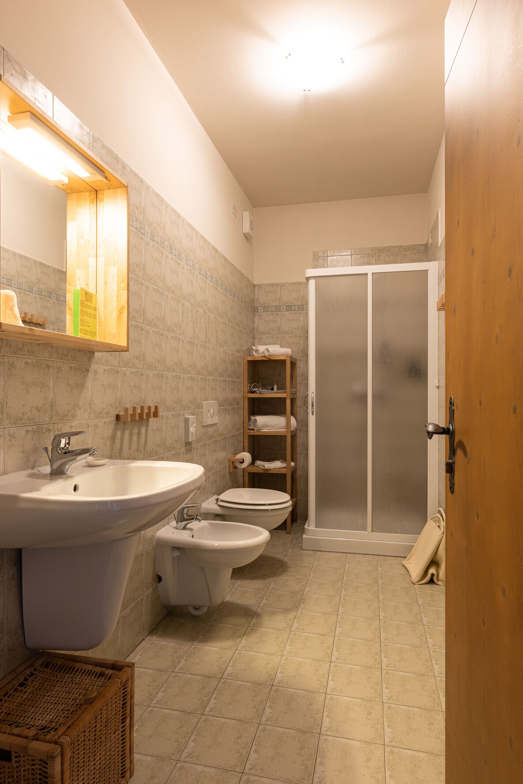 シャワー、ヘアドライヤー、タオル