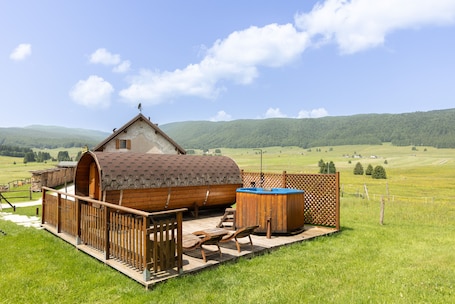 Outdoor spa tub. Agriturismo Filippon- Room Prato