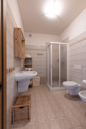 Dusche, Haartrockner, Bidet, Handtücher