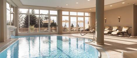 Piscine couverte, piscine extérieure, parasols de plage, chaises longues