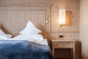 Habitación estándar doble, balcón, vistas a la montaña | Minibar, caja fuerte, cortinas opacas y wifi gratis