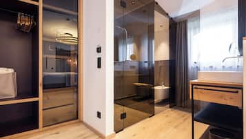 Kamar Double Superior, pemandangan lembah | Kamar mandi | Jubah mandi, sandal, dan kloset