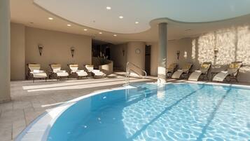 Piscine couverte, piscine extérieure, parasols de plage, chaises longues