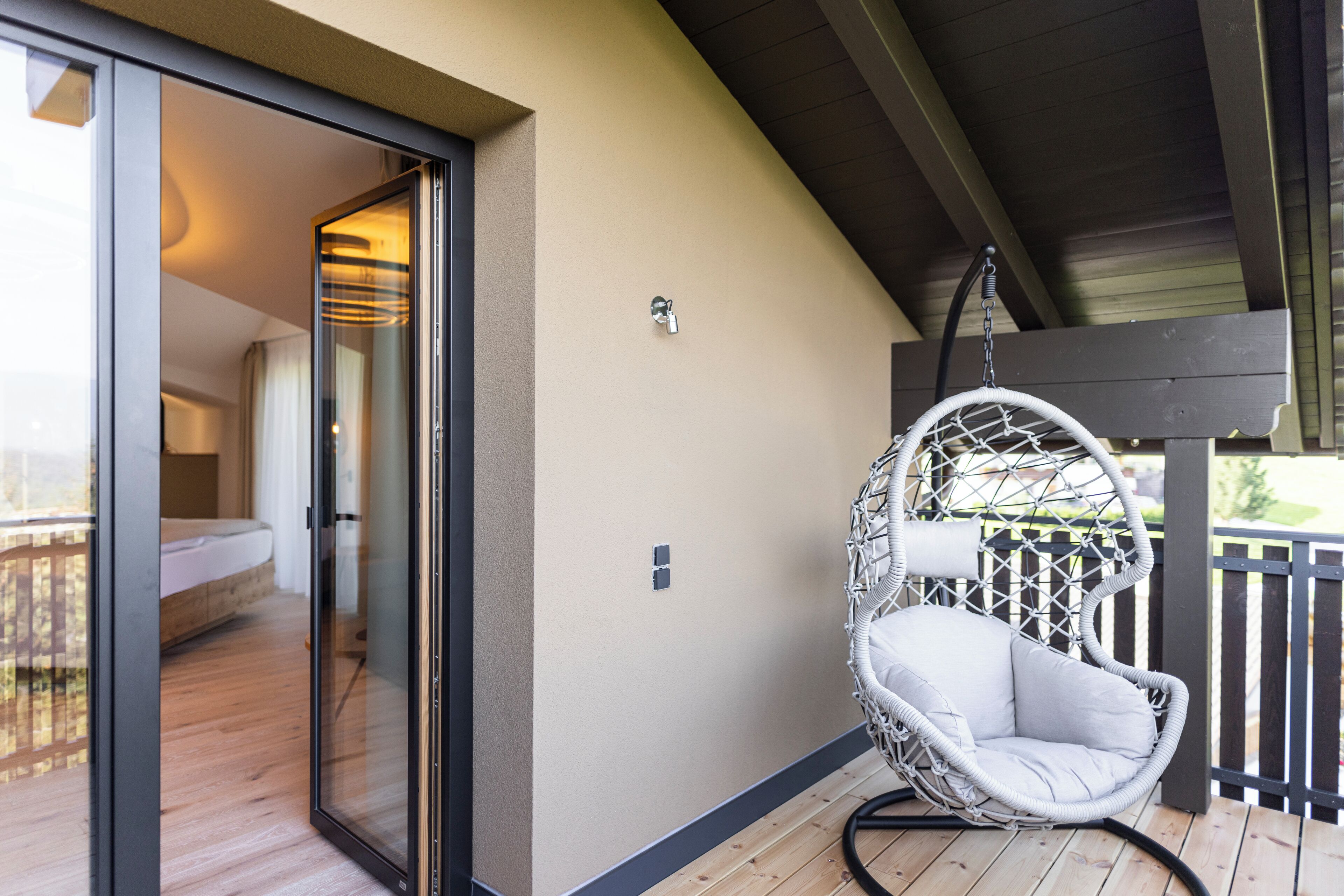 Junior-Suite, Talblick | Minibar, Zimmersafe, Verdunkelungsvorhänge, kostenloses WLAN