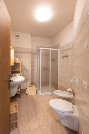 Dusche, Haartrockner, Bidet, Handtücher