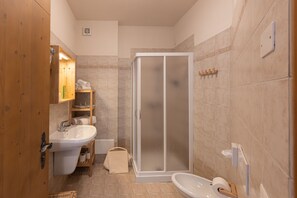 Een douche, een haardroger, een bidet, handdoeken
