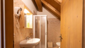 Ein Badezimmer mit Waschbecken, Spiegel und Dusche.