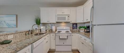 Jääkaappi, mikroaaltouuni, uuni, liesi