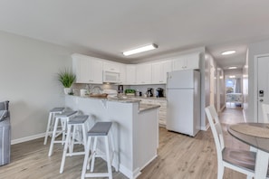 Køleskab, mikrobølgeovn, ovn, kogeplade