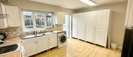 ثلاجة، ميكروويف، فرن، محمصة خبز