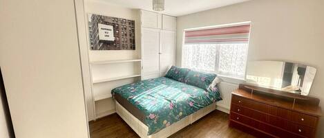 5 Schlafzimmer, Schreibtisch, Bügeleisen/Bügelbrett, WLAN