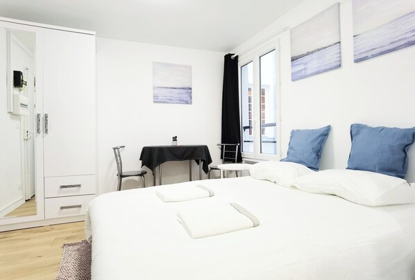 1 bedroom, desk, free WiFi, bed sheets