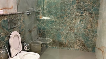 Secador de cabelo, toalhas de banho, papel higiênico