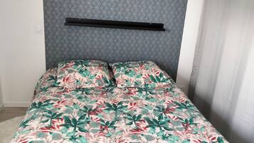 1 slaapkamer, een strijkplank/strijkijzer, wifi, beddengoed