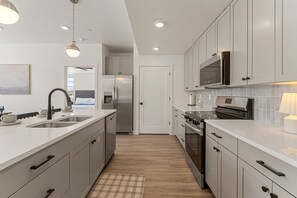 Fridge, microwave, oven, stovetop - Comfort at Cliff Side: Community Waterslide + Lazy River (Hurricane)